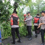 Personel BPBD, TNI, dan Polri, hadir langsung ke lokasi untuk membantu warga terdampak bencana angin puting beliung.