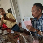 Lujeng Sudarto menunjukkan bukti tanda terima laporan kepada wartawan. foto: SUPARDI/ BANGSAONLINE