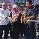 Asisten II didampingi Kadis DKPP Kurniadi saat membuka Pasar Tani Galak di Desa Sumedangan.
