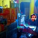 Tim Pengawasan Bea Cukai Kediri saat melakukan operasi pasar dan mendapati 1.420 batang rokok ilegal. Foto: Ist