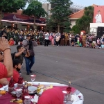 Wali Kota Madiun, Maidi, saat menerima laporan dari paskibraka saat parade senja.