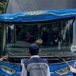 Ramp check yang dilakukan petugas gabungan di Kota Mojokerto.
