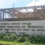 Gedung Koperasi Pemkab Lumajang, salah satu gedung yang mangkrak karena diputus kontrak.
