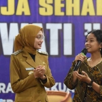 Wali Kota Kediri saat berbincang dengan salah satu remaja. Foto: Ist