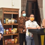 Bupati Lumajang Thoriqul Haq saat menggelar konferensi pers terkait bertambahnya pasien Positif Covid-19.