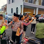 Sejumlah pengendara yang melintas saat menerima bingkisan takjil dari anggota Polres Batu