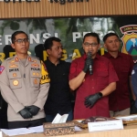 Kalapas Kelas II Ngawi, bersama Kapolres AKBP Dwi dalam konferensi pers kasus penyelundupan narkoba jenis sabu di sandal salah satu tahanan lapas Ngawi, Kamis (8/8/2024).
