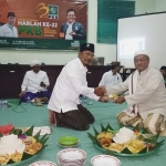 Ketua DPC Bangkalan Mondir Rofii memberikan potongan kue kepada Sayyid Umar, S.S., Ketua Dewan Syuro.