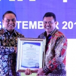 Wakil Bupati Mojokerto Pungkasiadi menerima penghargaan dari Menteri PAN-RB Syafruddin.