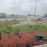 Kerusuhan di Stadion Bumi Wali Tuban saat Persela melawan Persijap.