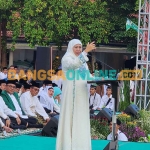 Gubernur Khofifah saat memberi sambutan di tasyakuran dan doa bersama. Foto: DEVI FITRI AFRIYANTI/BANGSAONLINE