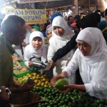 Khofifah ketika berada di pasar Wlingi Blitar. 