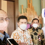 Dari kiri: Ketua Umum Kadin Jatim Adik Dwi Putranto (batik biru), Wagub Jatim Emil Elestianto Dardak, dan Kepala Diskominfo Jatim Hudiyono (batik emas hitam).