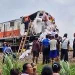 Petugas saat mengevakuasi masinis KA Kertanegara relasi Stasiun Malang-Purwokerto tertemper truk di JPL 267 KM 174+816 antara Stasiun Kras-Ngadiluwih tepat di Desa Seketi, Kecamatan Ngadiluwih, Kabupaten Kediri. Foto: Ist 