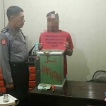 Pelaku pencuri kotak amal saat diamankan di mapolsek Palang, Polres Tuban. foto: SUWANDI/ BANGSAONLINE