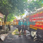 Unit pemadam yang dikerahkan untuk memadamkan api yang melalap warung nasi goreng di Kota Kediri. Foto: MUJI HARJITA/BANGSAONLINE