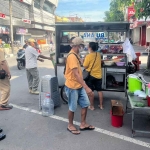 Petugas saat menggelar sosialisasi penertiban PKL di sekitar Jalan Dhoho, Kota Kediri. Foto: Ist