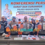 Kapolres Madiun Kota didampingi Kasatreskrim saat menggelar rilis pers. Foto: Hendro Suhartono/BANGSAONLINE