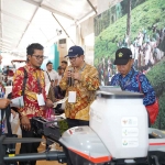 Dirut Petrokimia Gresik, Dwi Satriyo Annurogo (dua dari kanan) memamerkan kecanggian Smart Precision Farming kepada Menteri Pertanian (Mentan) RI, Syahrul Yasin Limpo. Foto: Ist.