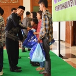 Hari Wuryanto Wakil Bupati Madiun memberikan bingkisan kepada anak-anak yatim piatu.
