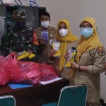 Koramil Widodaren Kodim 0805 Ngawi menyerahkan bantuan obat-obatan untuk pasien komorbid yang sedang terpapar Covid-19 yang sedang menjalani perawatan di puskesmas-puskesmas yang ada di Kabupaten Ngawi, Senin (9/8/2021). (foto: ist)