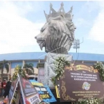 Patung Singa Tegar kawasan Stadion Kanjuruhan, Malang,  yang dipenuhi karangan bunga. Foto: Antara