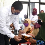 Wali Kota Kediri, Abdullah Abu Bakar saat menyerahkan bantuan. (foto: ist).