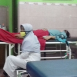 Salah satu satriwati yang menjadi korban keracunan makanan sedang ditunggui neneknya.