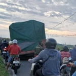 Truk ODOL tampak melintas di akses jalan penghubung Betiting - Banjarsari - Kedanyang - Prambangan, meski sudah ada rambu larangan. Foto: Ist.
