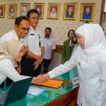 Gubernur Khofifah saat meninjau Posko THR Jatim.