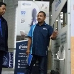 Technical Support Manager Saint-Gobain Gyproc Indonesia Kriswido Prasetya (kanan) saat menjelaskan kepada customer saat gathering pimpinan RS.