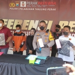 Pelaku dan barang bukti yang diamankan saat konferensi pers di Mapolres Pelabuhan Tanjung Perak Surabaya.