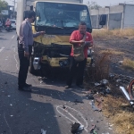 Petugas saat mengevakuasi kecelakaan di Jalan Raya Janti, Sidoarjo.