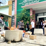 Kemenag Kabupaten Tuban saat memusnahkan ribuan buku atau akta nikah yang sudah kedaluwarsa dengan cara dibakar.