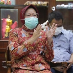 Wai Kota Risma didampingi Supomo, Kepala Dispendik Kota Surabaya. foto: ist.
