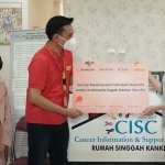 Penyerahan donasi dari program SheHacks kepada Koalisi Indonesia Cegah Kanker Serviks (KICKS).