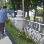 Bupati Sambari HR bersama Kepala DPUTR Gunawan Setijadi saat sidak Fakultas Vokasi Unair. foto: SYUHUD A/BANGSAONLINE