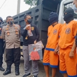 Personel dari Polres Probolinggo Kota saat menangkap pelaku begal truk di wilayah hukumnya.