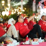 Pj Gubernur Jatim saat nonton bareng Timnas Indonesia melawan China.