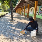 Petugas saat melakukan pembersihan sisa-sisa serpihan petasan 