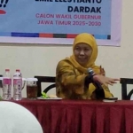 Prof Dr KH Asep Saifuddin Chalim (kiri), Khofifah Indar Parawansa (tengah), dan KH Yasid Karimullah (kanan)  dalam acara Konsolidasi Jaringan Kiai Santri Nasional (JKSN) di sebuah hotel di Banyuwangi, Ahad (20/10/2024) malam. Foto: MMA/bangsaonline