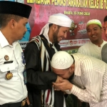 Salah seorang WBP mencium tangan Habib Sholeh bin Yahya.