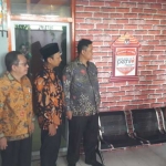Ketua KPUD Jatim Eko Sasmito didampingi Ketua KPUD Gresik Achmad Roni saat launching RPP. foto: SYUHUD/ BANGSAONLINE