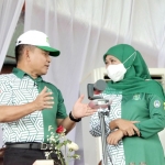 Gubernur Khofifah saat mendampingi KSAD Jenderal TNI Dudung Abdurachman membuka Piala KSAD Liga Santri PSSI 2022 di Stadion Merdeka Jombang, Senin (20/6/2022).