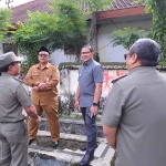 Pj Wali Kota Batu bersama instansi terkait saat meninjau pedestarian di sekitar Jalan Samadi.