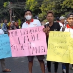 Beberapa warga Desa Manggis, Kecamatan Ngancar, saat berunjuk rasa di depan Kantor DPRD Kabupaten Kediri. Foto: Ist