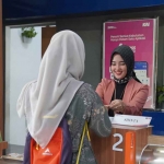 Salah satu penumpang kereta api saat membeli tiket.