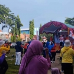 Suasana senam yang digelar DPD PKS Pamekasan di Lapangan Pendopo Ronggosukowati.