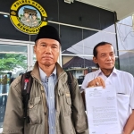  Pelapor Abdul Kholik (kiri) bersama Advokat Karim Amrullah di Mapolres Kediri. Foto: Muji Harjita/BANGSAONLINE.com 