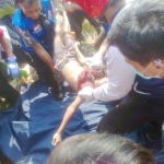 Jenazah korban saat dievakuasi tim relawan. Foto: SOFFAN/BANGSAONLINE

